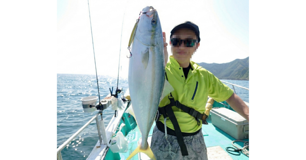 FisheaterLabがワラサを釣り上げている画像