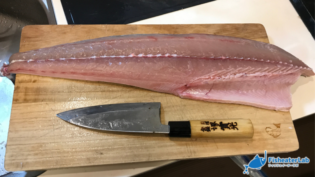 釣ったサワラを三枚におろした半身