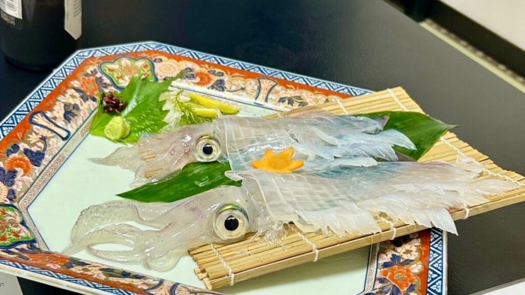 新鮮なマイカを刺身にした写真