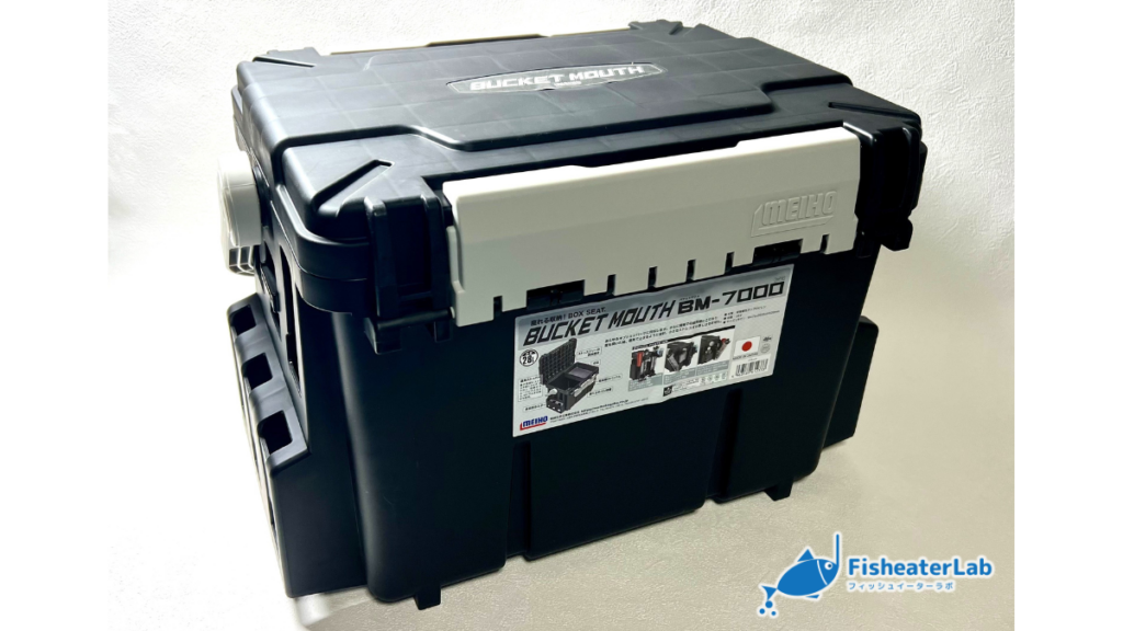 メイホウのバケットマウスBM-7000をフタを閉じた状態で斜め前から見たところ